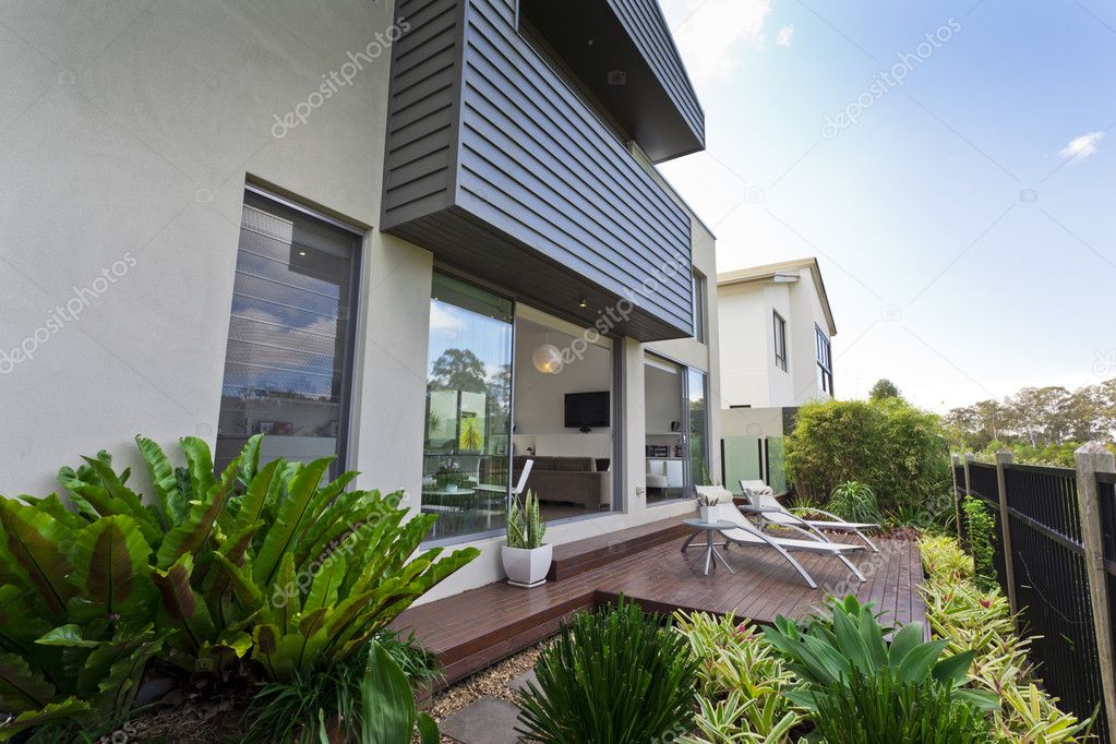Modern huis gevel u stockfoto epstock