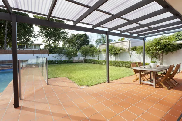 Moderne achtertuin met zwembad — Stockfoto