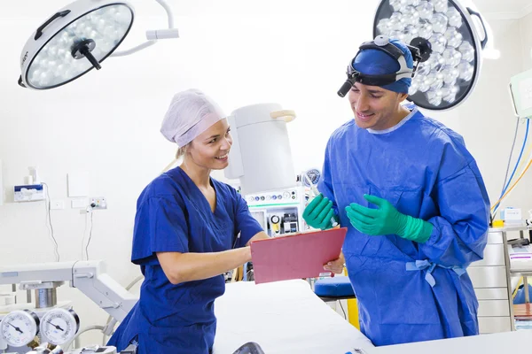 Хирург и медсестра — стоковое фото