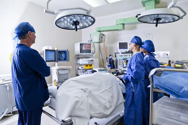 Operationssaal mit Chirurg und Krankenschwestern — Stockfoto