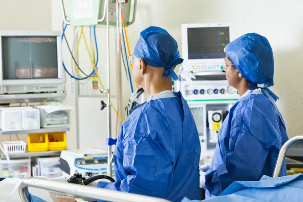 Sala operatoria con chirurgo e infermiere — Foto Stock