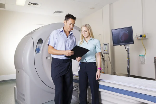 Врач и медсестра со сканером МРТ — стоковое фото