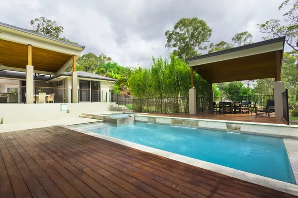 Quintal moderno com piscina — Fotografia de Stock