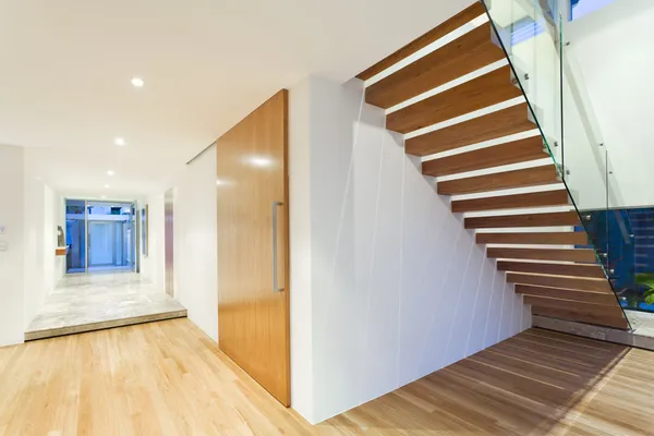 Modern evdeki merdivenler — Stok fotoğraf