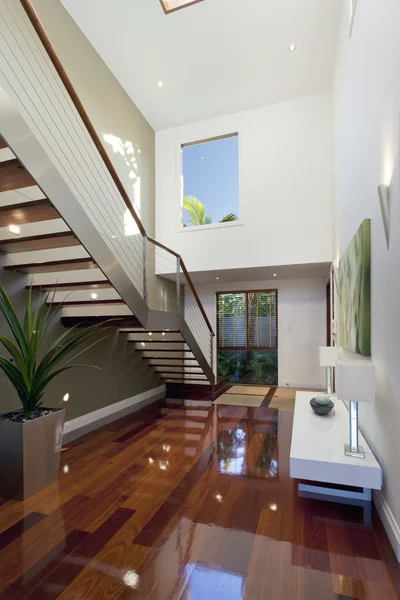 Intérieur de la maison moderne avec escalier — Photo