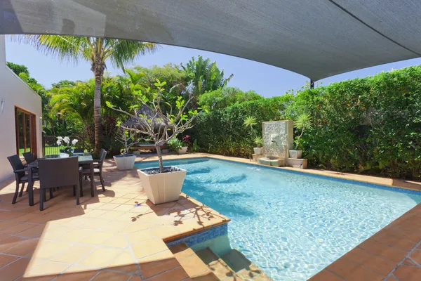 Backyard with swimming pool — Stock Photo, Image