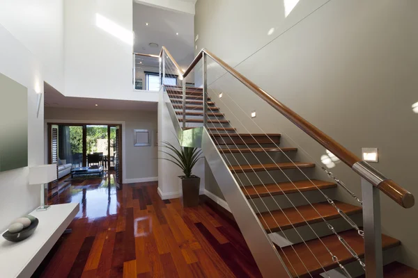 Interior de la casa moderna con escalera —  Fotos de Stock