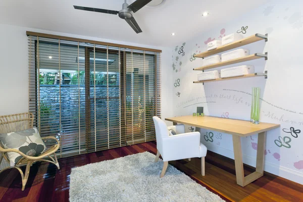 Kleine kamer in stijlvolle huis — Stockfoto