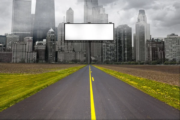 Ülkede yol ile billboard — Stok fotoğraf