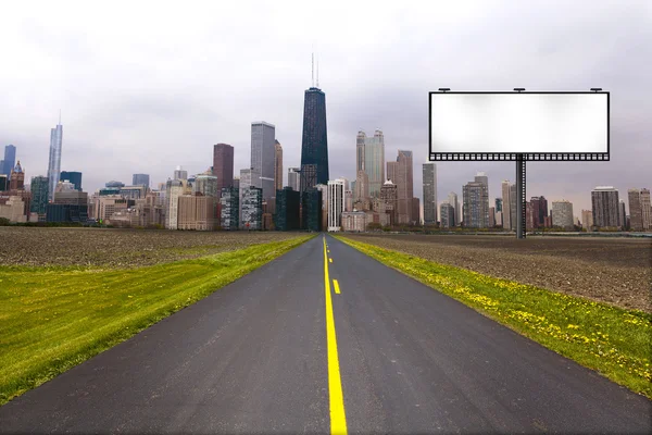 Landweg met billboard — Stockfoto