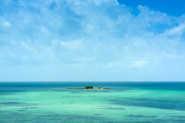 Глубокий океан с облачным цветным небом — стоковое фото