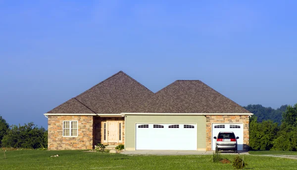 Amerikanisches Landhaus mit Garage — Stockfoto