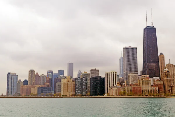 Nuvens escuras no distrito financeiro de Chicago — Fotografia de Stock