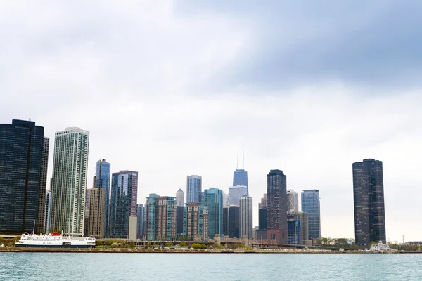 Temné mraky na finanční čtvrti v Chicagu — Stock fotografie