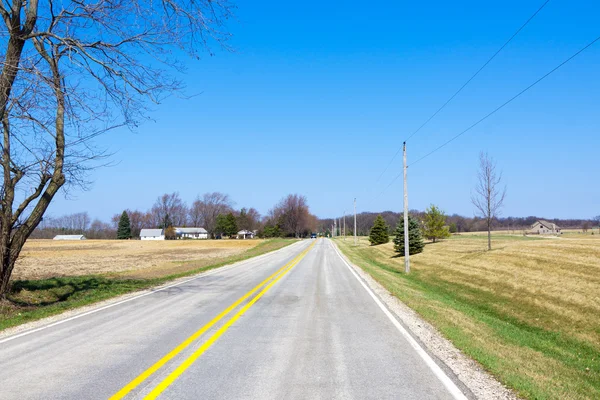 Estrada americana do país com céu azul — Fotografia de Stock