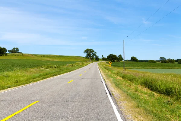 American Country Road con cielo azul —  Fotos de Stock