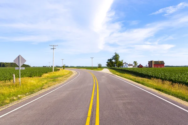 Αμερικανική επαρχιακό δρόμο με μπλε ουρανό — Φωτογραφία Αρχείου