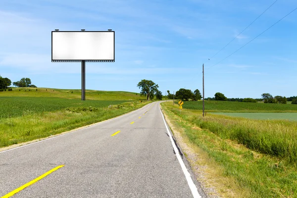 Рекламный щит на проселочной дороге — стоковое фото