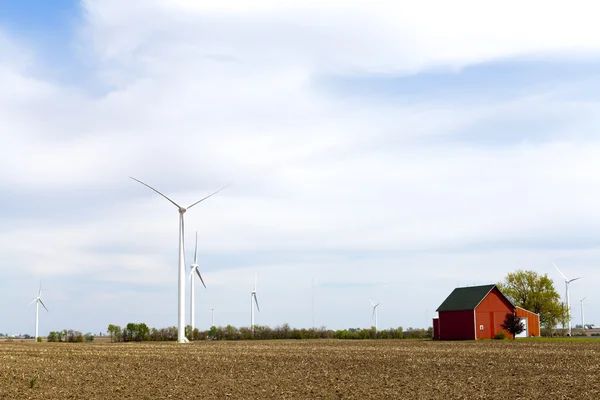 Американская деревня с ветряной мельницей — стоковое фото