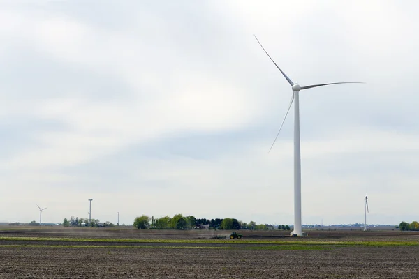 Amerikansk landskap med vindmølle – stockfoto