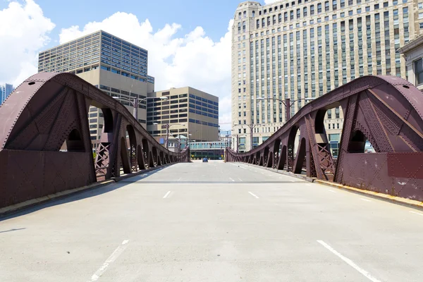 都会的なスタイル - 市のダウンタウンの橋 — ストック写真