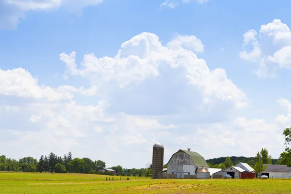 Landschaft mit Bauernhof — Stockfoto