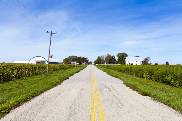 Route de campagne américaine avec bâtiments agricoles — Photo