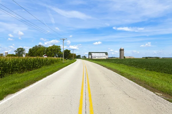 Estrada americana do campo com edifícios da fazenda — Fotografia de Stock