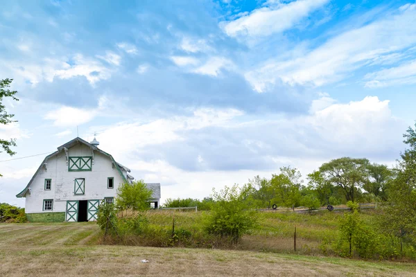Old Barn With Cloudy Sky — Stock Photo, Image