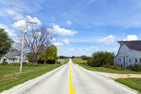 Американський сільській місцевості дорогу з будівлі ферми — стокове фото