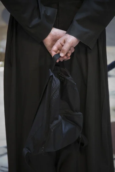 Ιερέας με σακίδιο — Φωτογραφία Αρχείου