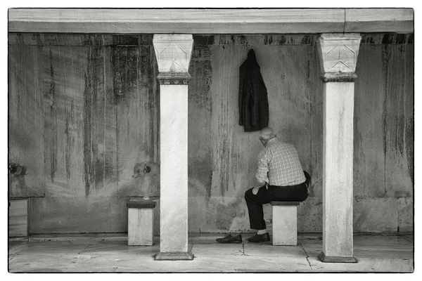 Hombre preparándose para la oración — Foto de Stock