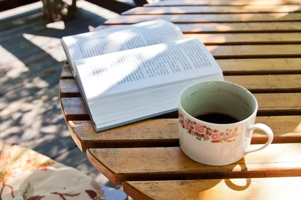 Libro y café sobre mesa de madera — Foto de Stock