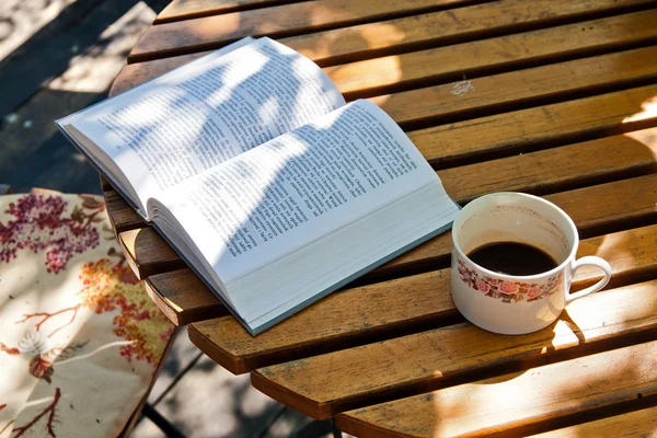 Libro e caffè sul tavolo in legno — Foto Stock