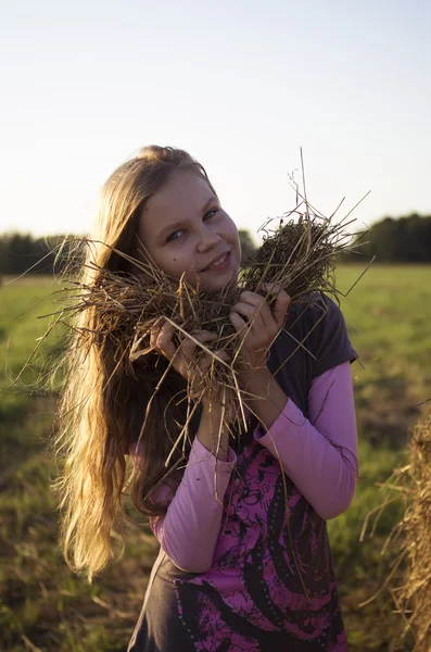 Girl in the field — Stock Photo, Image