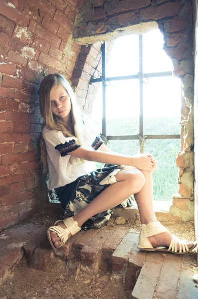 Tennage dziewczyna wewnątrz ruinywieku tęcza malowane drewniane ogrodzenie, naturalnie wyblakły — Zdjęcie stockowe