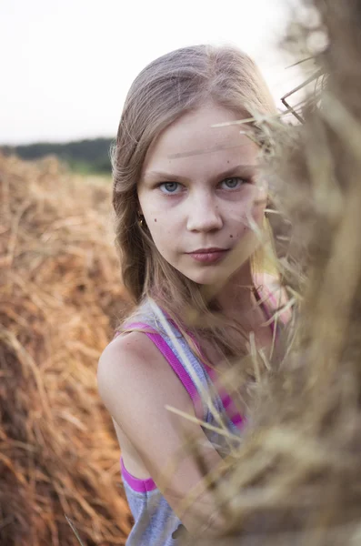 Dziewczyna w polu — Zdjęcie stockowe