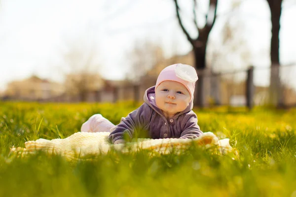 Bébé mensonge sur l'herbe Image En Vente