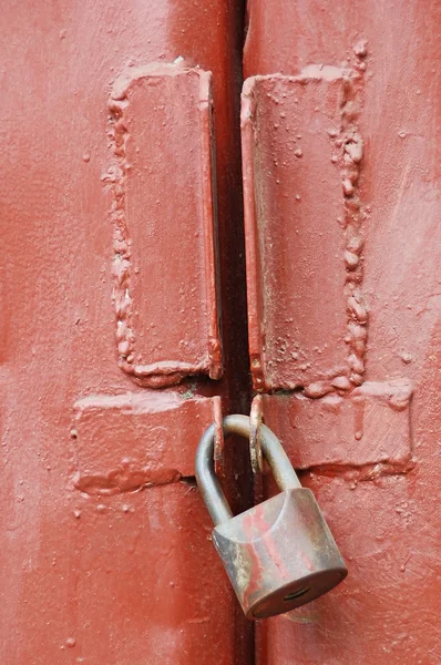 Cerradura oxidada en la puerta del garaje —  Fotos de Stock