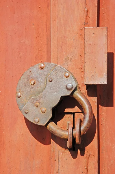 Starý zámek na garážová vrata — Stock fotografie