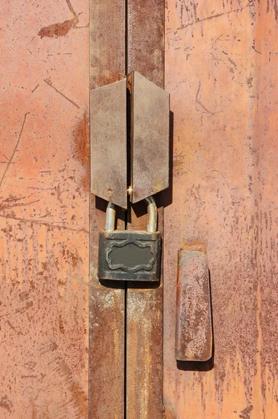 Rusty lock on garage gate — Stock Photo, Image