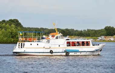 barco de motor viaje río