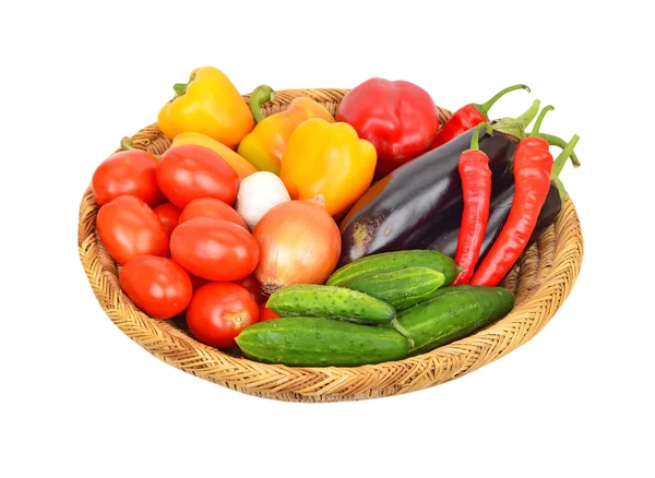 Gemüse in einem watschelnden Korb — Stockfoto
