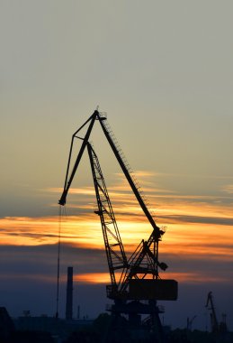 gün batımında Port kargo vinç