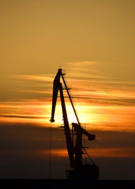 gün batımında Port kargo vinç