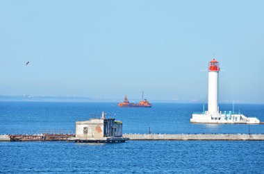 Kargo gemisi deniz feneri yakınlarında