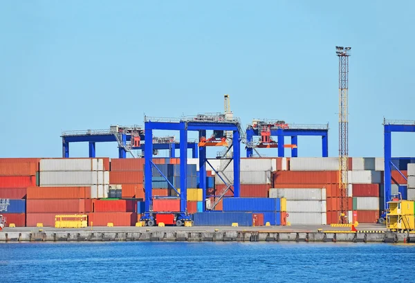 港の貨物クレーン — ストック写真