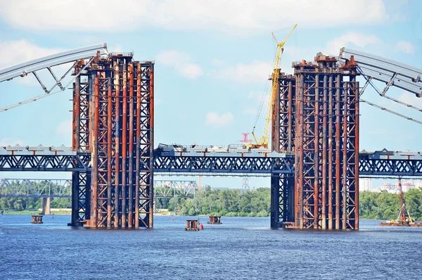 橋の工事現場とボート — ストック写真
