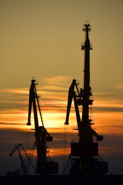 gün batımında Port kargo vinç