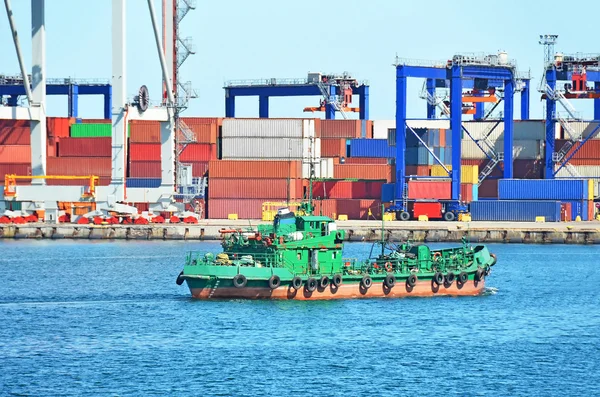 Guindaste de carga e navio — Fotografia de Stock